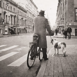 Велосипедист с собакой