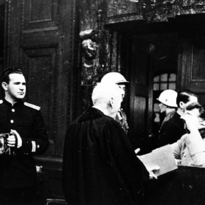 Евгений Халдей на Нюрнбергском процессе Герман Геринг закрывается рукой от камеры Фото Роберта Капы