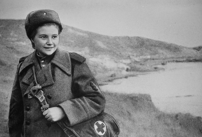 Санинструктор Екатерина Михайлова на передовой. Керчь. 1943 год
