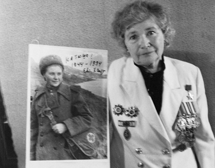 Санинструктор Екатерина Михайлова на передовой. Керчь. 1943 год