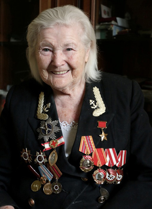 Санинструктор Екатерина Михайлова на передовой. Керчь. 1943 год