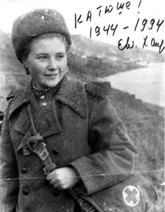 Санинструктор Екатерина Михайлова на передовой. Керчь. 1943 год