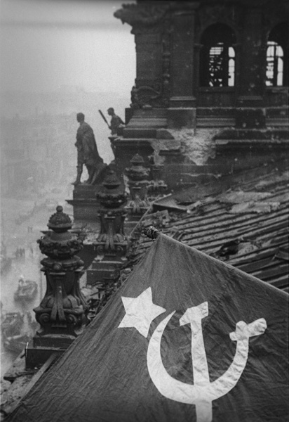 Водружение Знамени Победы над Рейхстагом. Берлин. 1945 год
