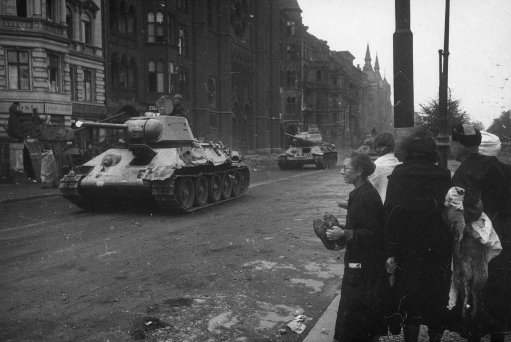 Советские танки в Берлине. Берлин. 1945 год