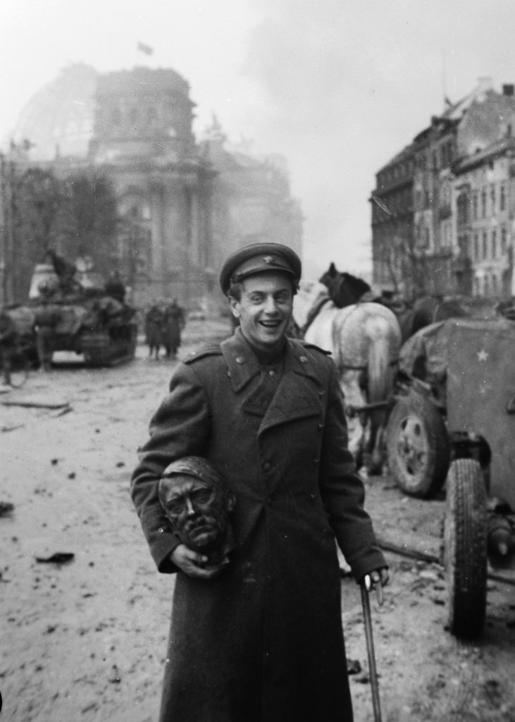 Поэт Евгений Долматовский с головой Гитлера. Берлин. 1945 год